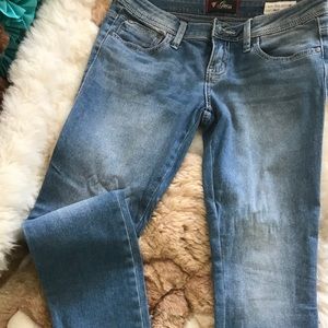 Guess low rise jegging. Maxine fit.